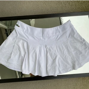 Vintage lacoste kjol  - Säljer min vintage Lacoste kjol i storlek 36. Tyvärr har jag just nu inga andra bilder. Sitter för mig low waisted och är ca 26 cm i bredd 30 cm i längd. Ingen kjol under, nypris ca 800kr