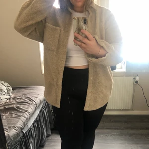 Teddy jacka - Jättefin Teddy jacka från Pull&Bear i en beige färg och oversize modell. Köparen står för frakten