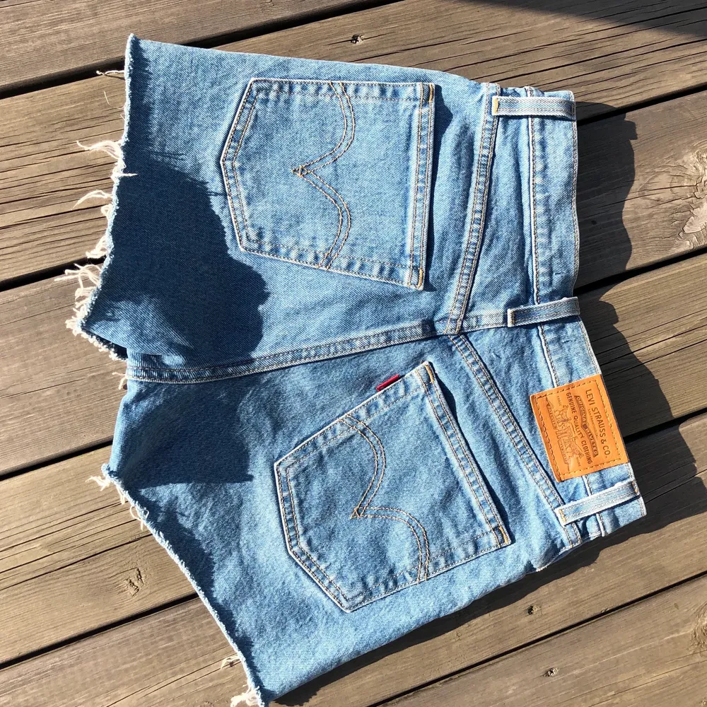 Ett par skitsnygga Levis jeans-shorts i modellen ribcage! Köpta förra sommaren för 799kr! Använda fåtal gånger💙 storlek 25 som motsvarar ungefär XS/S. Shorts.
