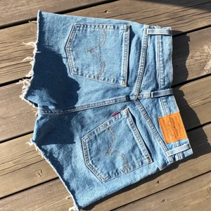 Levis ribcage short!💙 - Ett par skitsnygga Levis jeans-shorts i modellen ribcage! Köpta förra sommaren för 799kr! Använda fåtal gånger💙 storlek 25 som motsvarar ungefär XS/S