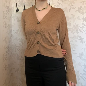 Cardigan  - jätteskön beige cardigan från Ellos. Jag har haft den länge men den har knappt kommit till använing🐨 frakt tillkommer på 66kr<3