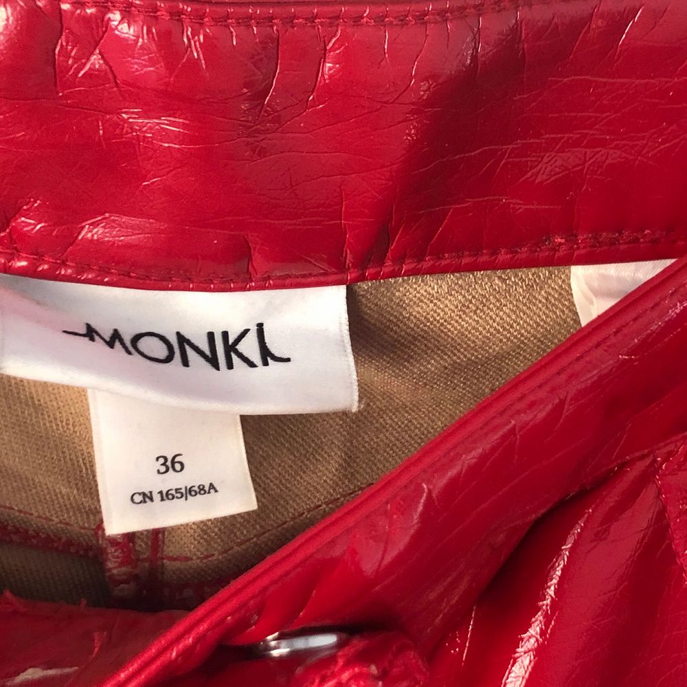 Säljer nu dessa SUPERcoola röda byxorna i fejkläder! Endast använda en gång! Köparen står för frakt!🥰. Jeans & Byxor.