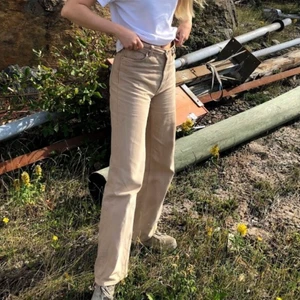 Begie Jeans  - MONKI JEANS!!! Supersnygga som passar till alla tillfällen nu i vår. Storlek 27. (Sista bilden är från Monkis egen hemsida) 🌎