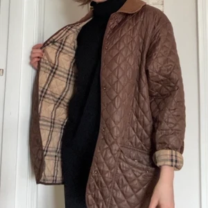 Fejk barbourjacka - Såååå fin jacka med rutig insida och manchesterkrage. Toppskick! 