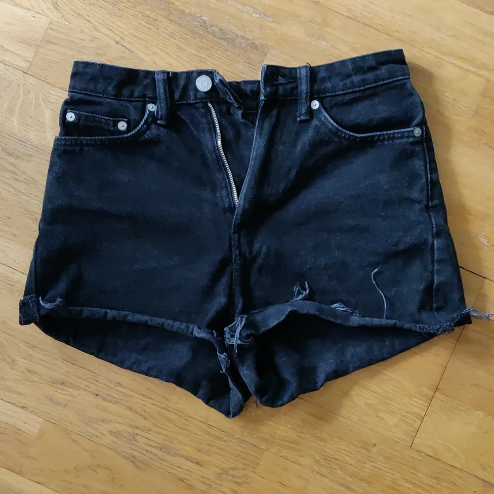 Svinsnygga svarta jeansshorts från Weekday!               Köparen betalar eventuell frakt. Shorts.