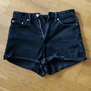 Svinsnygga svarta jeansshorts från Weekday!               Köparen betalar eventuell frakt