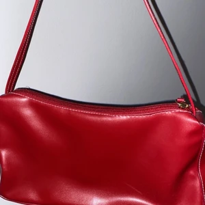 Väska - Säljer denna fina röda axelväskan för den aldrig kommer till användning. Köpt på second hand och dessvärre vet jag inte något speciellt märke💕Kom privat för mer bilder💙