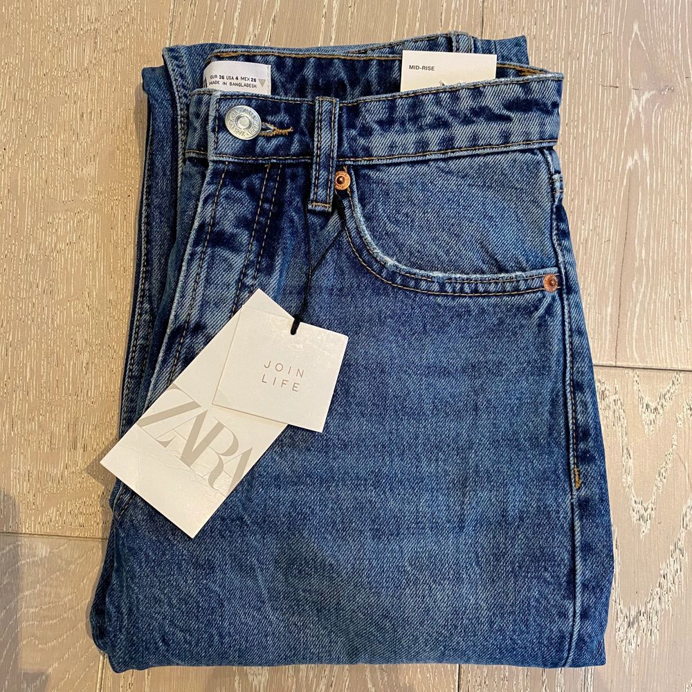 Säljer dessa supersnygga blåa jeans från Zara då de tyvärr är för små för mig. De är helt nya och med alla lappar kvar. Helt slutsålda på hemsidan!. Jeans & Byxor.
