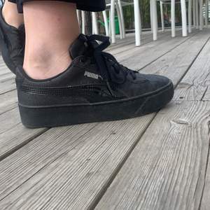 Glittriga puma skor i strl 37 svarta används ett fåtal gånger säljer för att dem inte passar             kontakta mig för mer information 