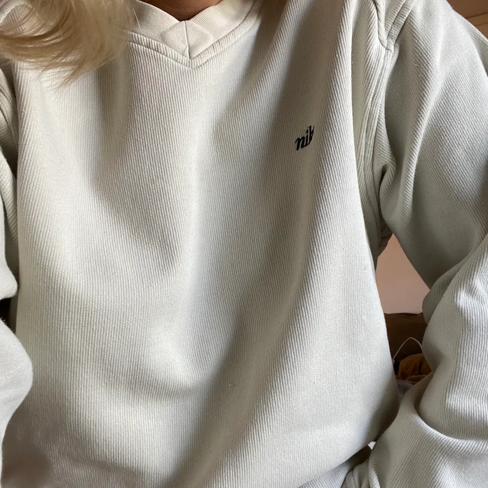 Säljer nu min mammas gamla vintage Nike sweatshirt, superfint skick i storlek M, frakt tillkommer 💕. Tröjor & Koftor.