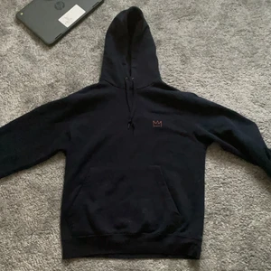 Hoddie - Säljer min skjukt sköna hoodie från hov1 pågrund av att jag har många hoodies💕 Den är använd men sjukt bra skick, köpt för 600