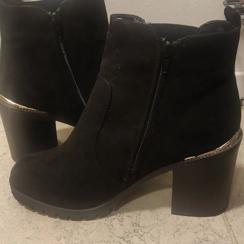 Never used black NewLook boots, size 40. Zipper on the side.. Skor.