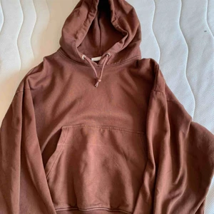 - Brun hoodie från weekday  General wear på den men fortfarande i bra skick!