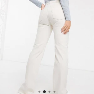 Jeans med slits, pull and bear - Jag säljer dessa jeans eftersom att de är för små för mig. De är i storlek 36 men jag skulle säga att de är ganska små i storleken så skulle passa en 34:a också. Originalpriset är 300kr men jag säljer dem för 170kr+frakt.