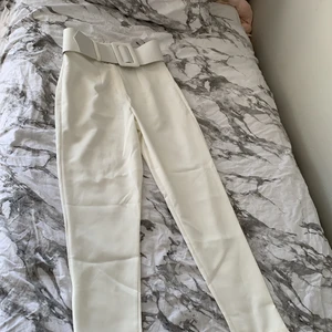 Kostymbyxor  - Vita kostymbyxor från boohoo endast testade. 