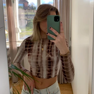 Långärmad tröja - Långärmad croppad tröja i ett coolt tie dye mönster. Endast använd en enstaka gång så är i nytt skick! Frakt tillkommer på 24kr! Budet ligger på 150kr!