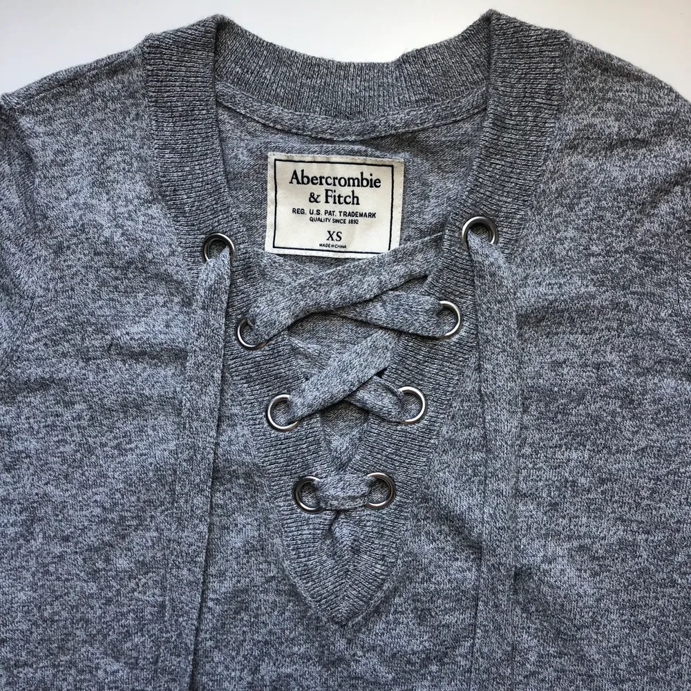 Gråmelerad långärmad t-shirt från Abercrombie & Fitch. Stl XS (passar även S), använd ett fåtal gånger.. Tröjor & Koftor.