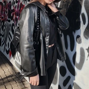 skit ball fake skinjacka - Världens ballaste skinnjacka, köpt från gina och väldigt poppis,Jätte jätte snygg men inte min stil längre, passar till allt!! har dock en trasig knapp men syns knappt! Köpt för 400 tror jag