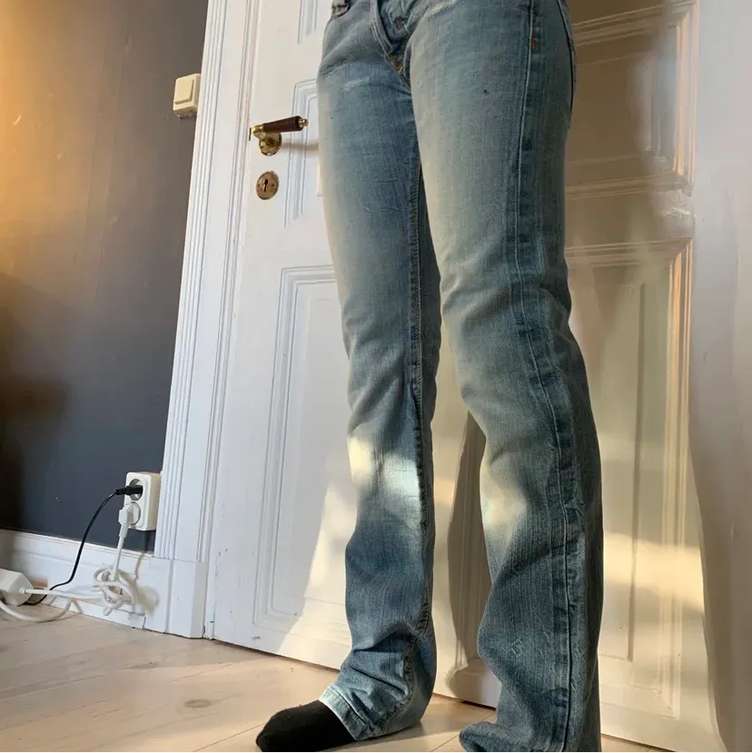 Ett par skittsnygga jeans som jag säljer pågrund av att dem är för små för mig. Det är min kompis på bilden som använder sig av xs.. Jeans & Byxor.