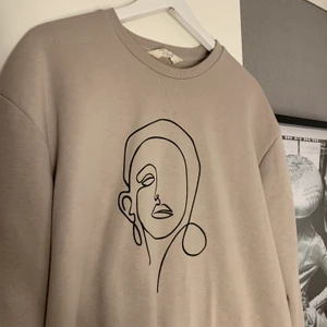 Sweatshirt  - Snygg sweatshirt i den perfekta beiga färgen. om fler är intresserade buda