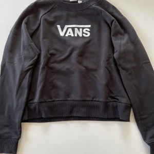 Vans sweatshirt  - Bra skick på tröjan, köpt från junkyard. Aldrig använd, nypris 500 men går ner till 400