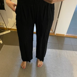 Lösa byxor - Svarta sköna lösa byxor, oanvända 