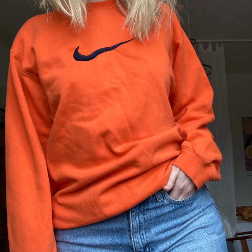 Orange Nike sweatshirt, märkt i barnstorlek med XL men passar mig som är en S. Otroligt mjuk och skön. Enda defekten är en liten fettfläck i storlek av en fingertopp. Skriv vid fler frågor! . Tröjor & Koftor.