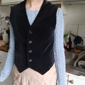Svart väst - Säljer denna lilla "gubbväst" som jag köpte i ett försök att klä mig mer maskulint. Går att knäppa, osäker på om den går att tvätta i maskin. Tror det står storlek 5? Men skulle säga att den är S. Betalning sker via swish