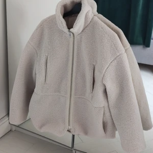Fin teddyjacka från H&M  - Jättefin vit jacka från H&M. Storlek S. Tvättbar i maskin. Köpt för ca 1 år sen så nu är den redo för ny ägare! Betalning via Swish 