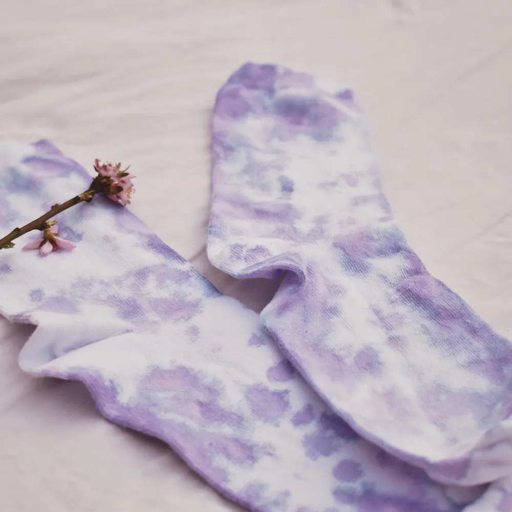 Lila snygga tiedye strumpor som gör din outfit mer unik och roligare🥰 Frakt tillkommer💜 . Accessoarer.