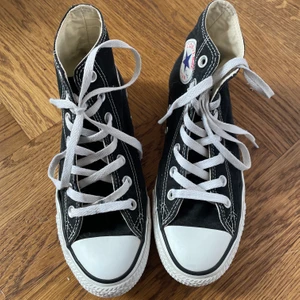 Svarta converse - Svarta höga converse i storlek 37. Har haft dem ett tag men insett att dem är lite för små. Lite slitningar men inget som märks så mycket, kan skicka fler bilder i chatten. Möts i Stockholm annars betalar köpare frakt. 