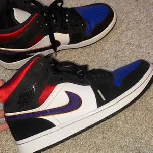 Jordan Mid - Lånade bilder från tjej jag köpte dem ifrån! Ett par jordans mid i storlek 39/40 . Aldrig använda av mig men avhända fåtal gånger av andra ägaren. Kontakta mig privat för med info och bilder!💕💕 ÄKTA 