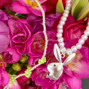 Halsband - 🌷 Playboyhalsband - 100kr (frakt tillkommer)🌷🌷🌷🌷🌷 🌷 Blomhalsband - 60kr (frakt tillkommer) 🌷🌷🌷🌷🌷🌷🌷Följ gärna på Instagram @secondjewelryshop 🍒🌹