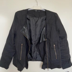 isolde jacka, strl 42 - mycket fin. skriv vid frågor