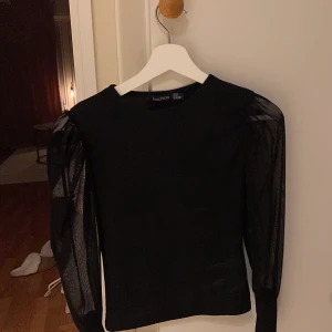 topp med mesh - Säljer min snygga topp som är har mesh ärmar! använd fåtal gånger! 