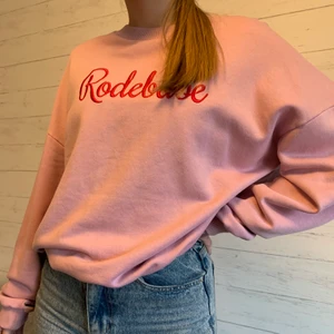 Rodebjer tjocktröja  - Rosa tjocktröja från Rodebjer med den röda texten ”Rodebabe”. Nästintill aldrig använd och nyskick. Ordernariepris kring 1300 kr. 
