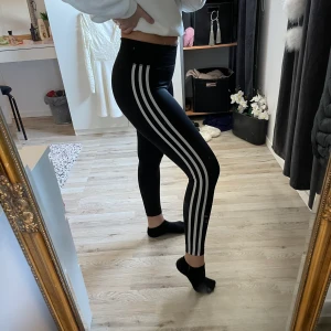 Adidas träningsbyxor  - Säljer adidas tränings byxor som inte har kommit till användning då jag har för många byxor. Så bättre att dom säljs och kommer till användning. Har en liten ficka i bak, perfekt till att lägga tex skåpnyckeln.