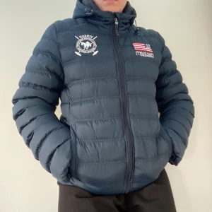 Vinterjacka - Blå vinterjacka i bra skick. Oanvänd. 