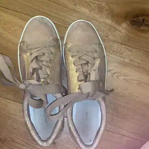 Ett par sommar skor. Är storlek 37. Kostar 150kr kostar bara 10 frakt!❤️