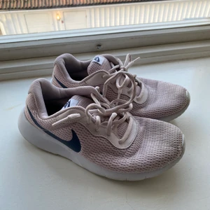 Nike träningsskor - Ljusrosa träningsskor från Nike, använda men i fint skick, frakt tillkommer🥰