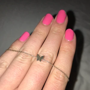 ✨Halsband✨ - Halsband med en liten fjäril!!🦋💌