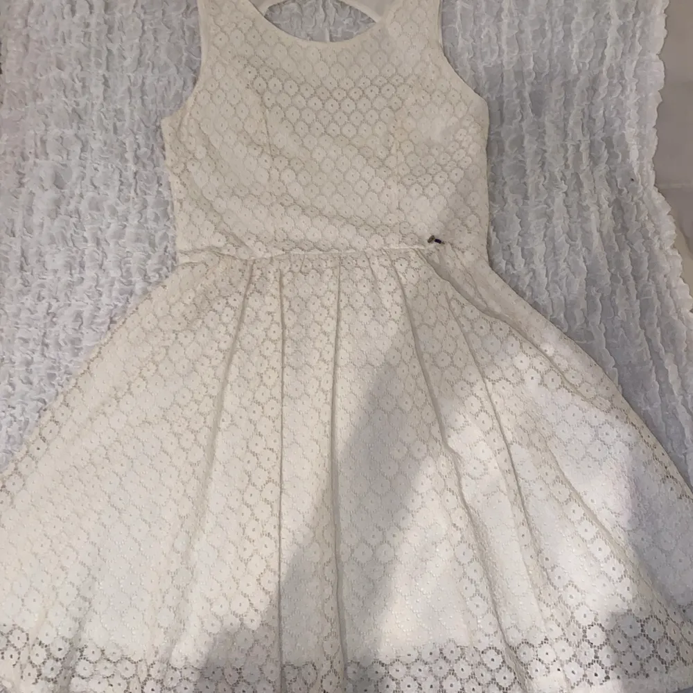 Fin vit klänning från Only med fint beskuren rygg i brodyr/spets. Använd endast en gång/nyskick. Storlek 36. 200 kr eller bud! Köparen står för frakt. . Klänningar.