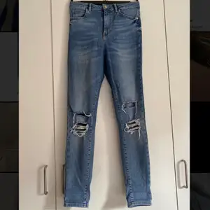 Säljer ett par jeans ifrån Gina Tricot, dom kommer inte till användning. Använda fåtal gånger & dom är i bra skick.
