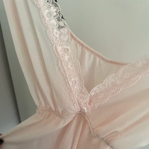 Nattlinne/linne - Nattlinne/linne i ljusrosa, transparent. Vet ej vart den kommer ifrån då lappen ej är kvar.