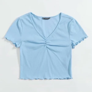 Fin blå topp - Jätte fin blå topp perfekt nu när de börja bli varmare. Aldrig använd då den inte kommit till användning. Storlek S och sitter jätte fint på. Köpare står för frakt!