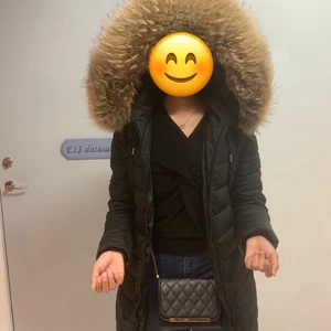 Vinterjacka med äkta päls - Äkta päls, lång, svart och köpt för 3 månader sen. Storlek M men passar även S och XS