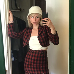 Svart och rött set - Mitt absoluta favorit set i hel världen, kjolen är dock för liten för mig och säljer därför vidare! Både kavajen och kjolen är hela och fina och känns väldigt nya, köpt på humana för ett år sedan men jag har knappt använt det. 