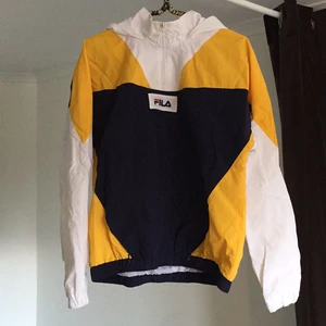 FILA JACKA - Sparsamt använd. Som ny. Magficka med dragkedja med ingång från både höger och vänster. 