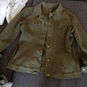 Grön jeans jacka  - Jättefin oversized jeans jacka. Säljs då den inte kommer till någon användning längre. 