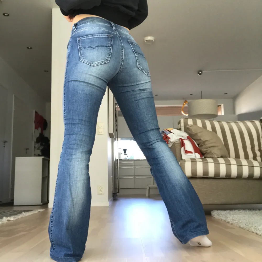 🌏FRAKT PÅ 66KR TILLKOMMER🌍 Så himla snygga lågmidjade bootcut jeans från märket Diesel. Y2K vibe som passar till allt! För långa på mig som är 160cm. Tveka inte på att skriva till mig om du undrar något eller vill pruta!. Jeans & Byxor.